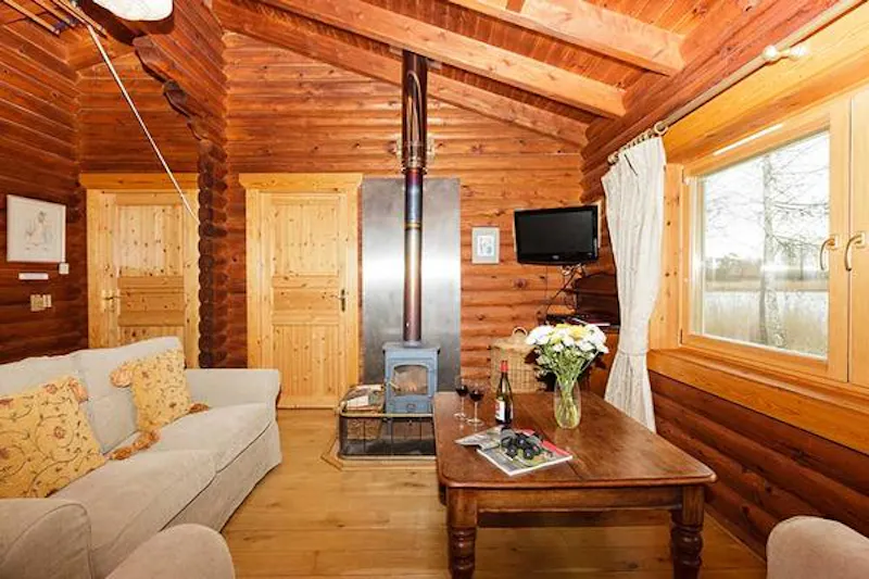 Kemble lakeside cabin, Q124 (photo 3)