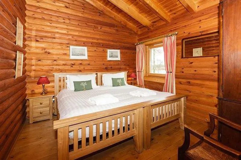 Kemble lakeside cabin, Q124 (photo 4)