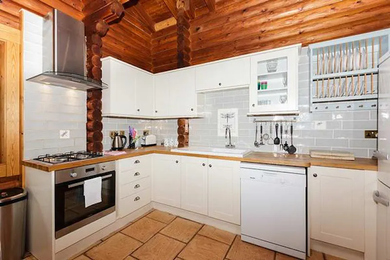 Kemble lakeside cabin, Q124 (photo 5)