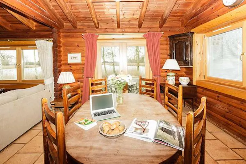 Kemble lakeside cabin, Q124 (photo 6)