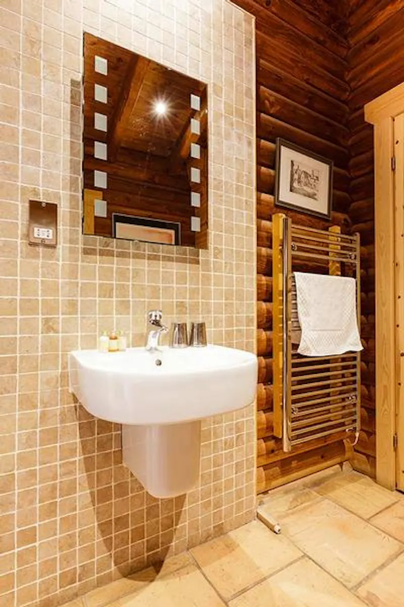 Kemble lakeside cabin, Q124 (photo 7)