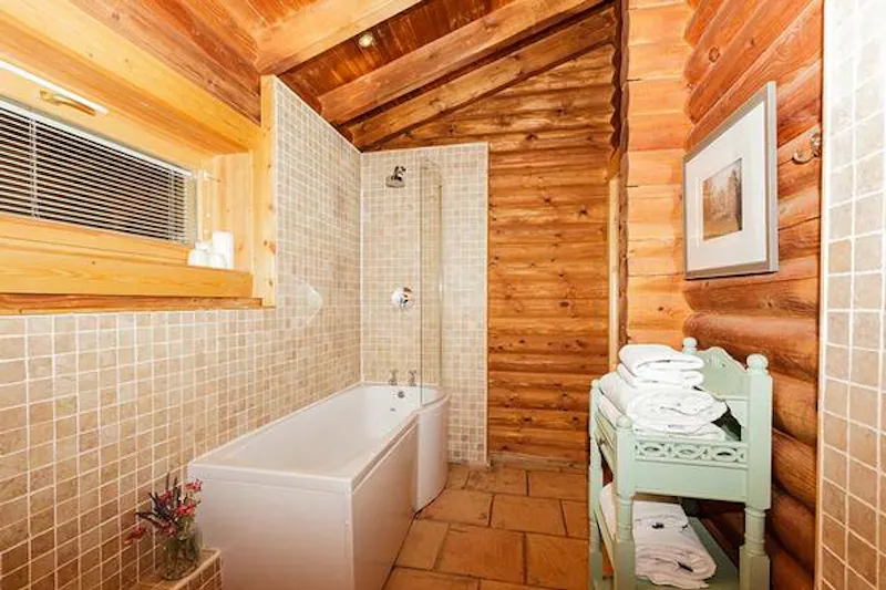 Kemble lakeside cabin, Q124 (photo 8)