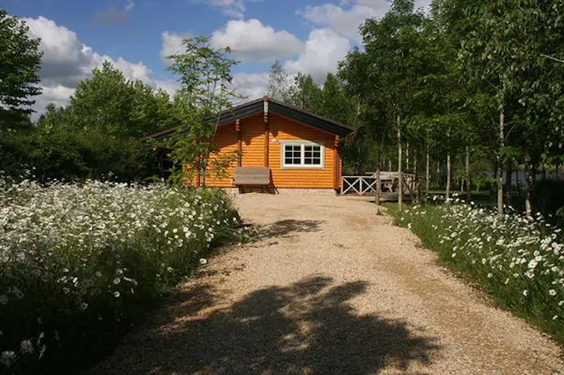 Kemble lakeside cabin, Q124 (photo 9)