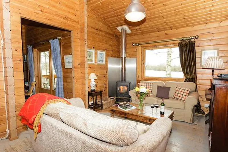 Kemble lakeside cabin, Q124 (photo 10)