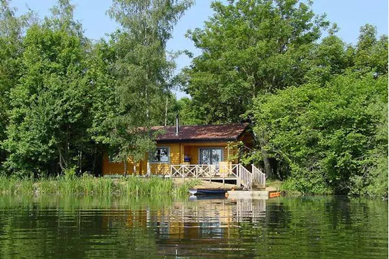 Kemble lakeside cabin, Q124 (photo 13)