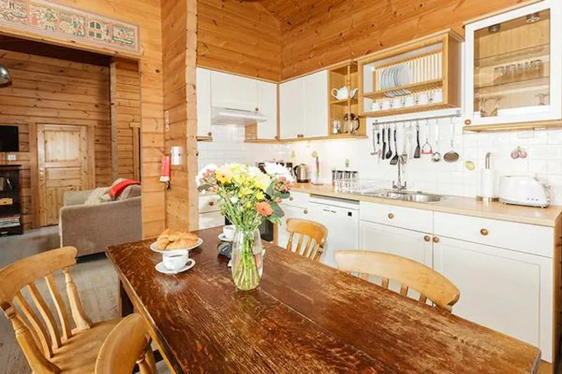 Kemble lakeside cabin, Q124 (photo 14)
