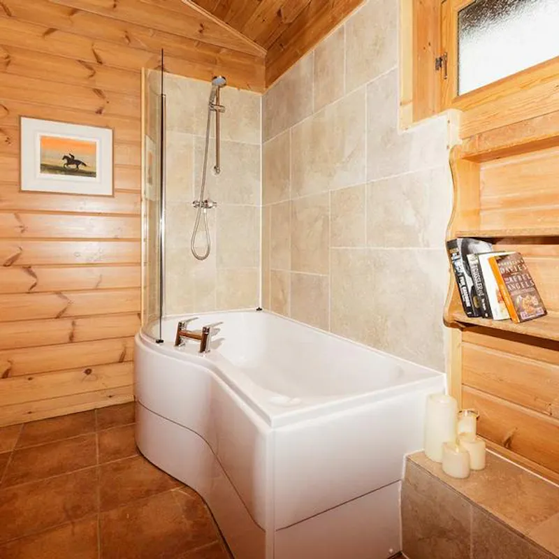 Kemble lakeside cabin, Q124 (photo 15)