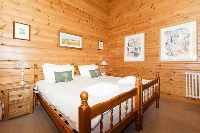 Kemble lakeside cabin, Q124 (photo 16)
