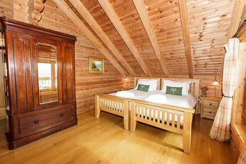 Beams at Kemble lakeside cabin, Q124 (photo 20)