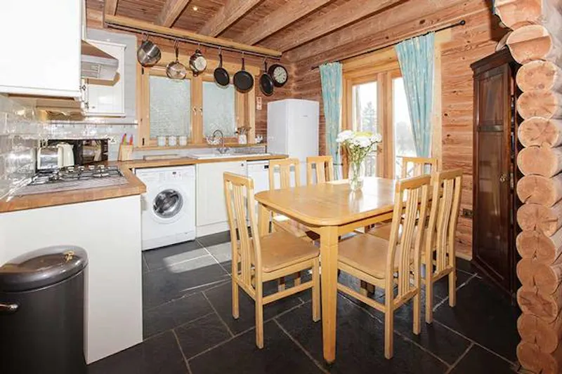 Kemble lakeside cabin, Q124 (photo 21)