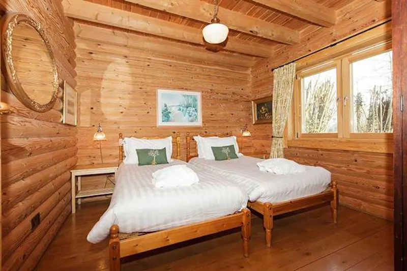 Kemble lakeside cabin, Q124 (photo 22)