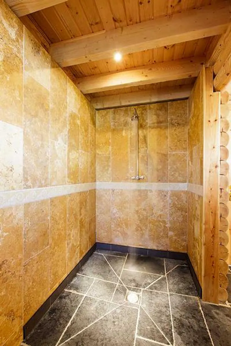 Wetroom at Kemble lakeside cabin, Q124 (photo 23)