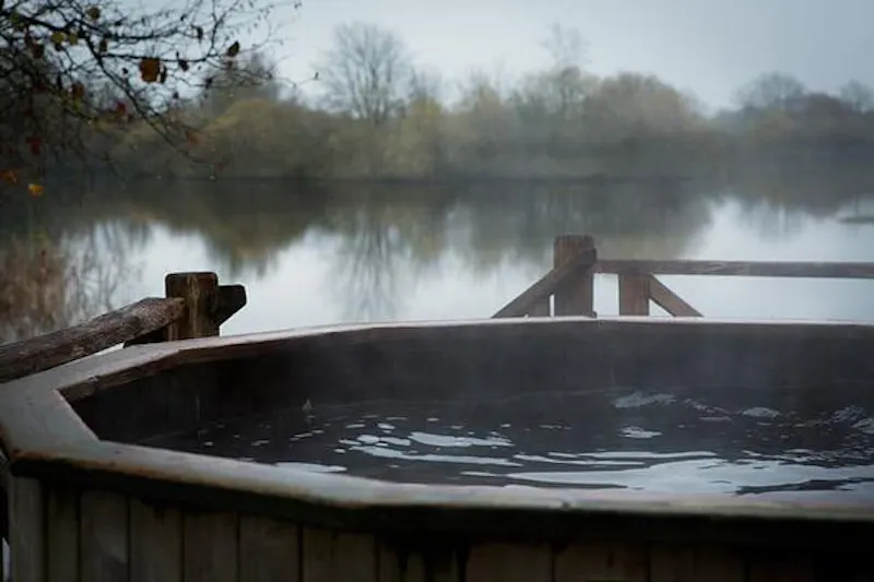 Jacuzzi at Kemble lakeside cabin, Q124 (photo 26)