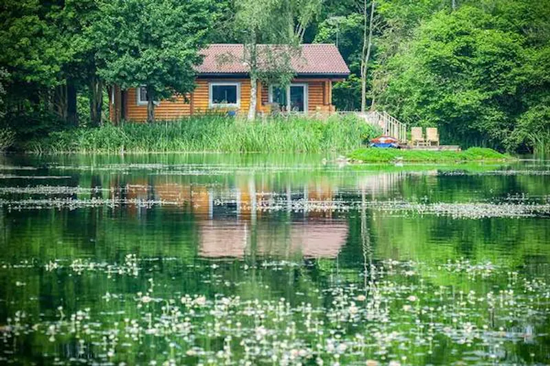 Kemble lakeside cabin, Q124 (photo 27)