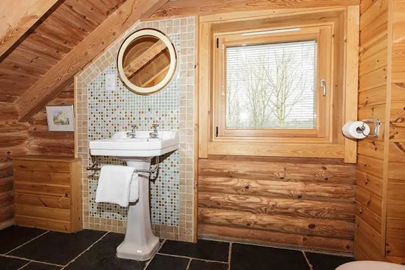 Kemble lakeside cabin, Q124 (photo 28)