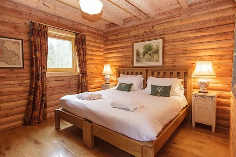 Kemble lakeside cabin, Q124 (photo 34)