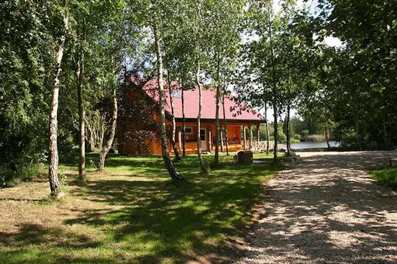 Kemble lakeside cabin, Q124 (photo 35)