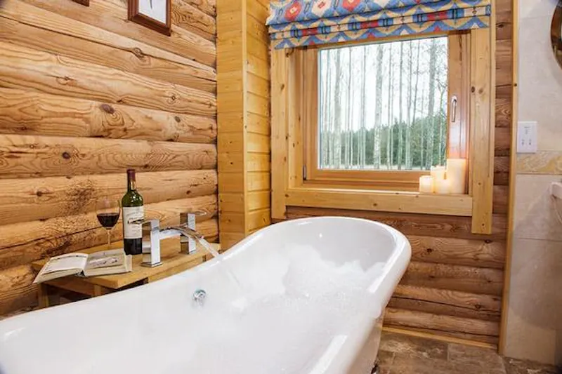 Kemble lakeside cabin, Q124 (photo 39)