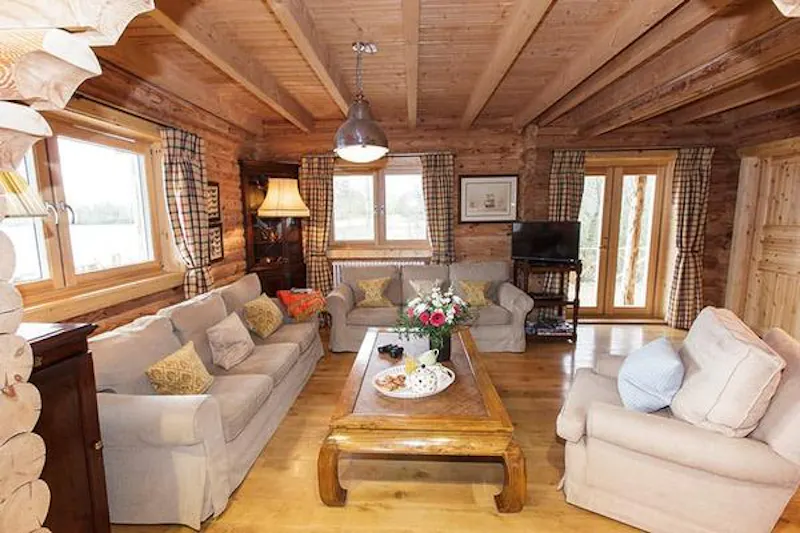 Kemble lakeside cabin, Q124 (photo 40)