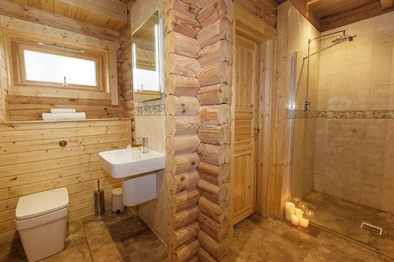 Kemble lakeside cabin, Q124 (photo 41)