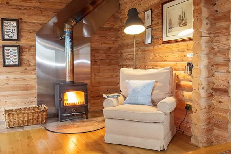 Kemble lakeside cabin, Q124 (photo 42)