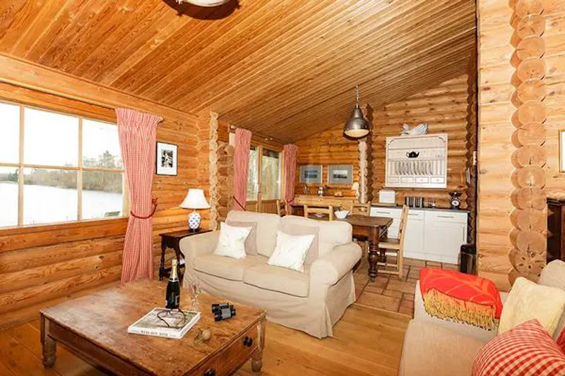 Kemble lakeside cabin, Q124 (photo 44)