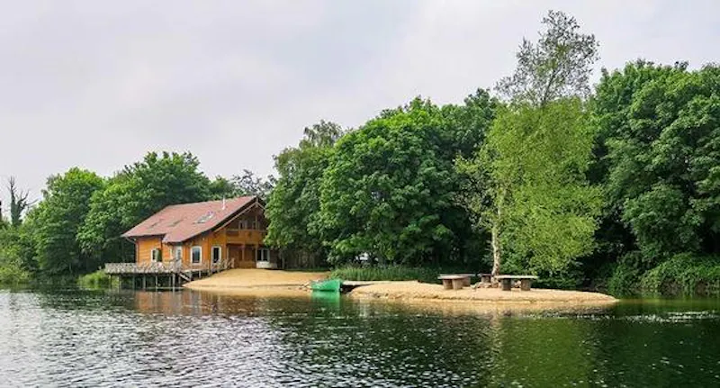 Kemble lakeside cabin, Q124 (photo 46)