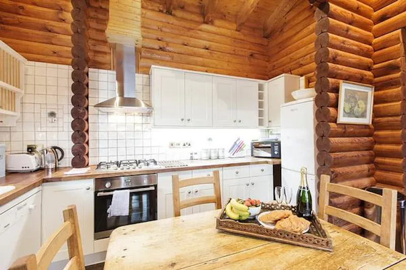 Kemble lakeside cabin, Q124 (photo 47)