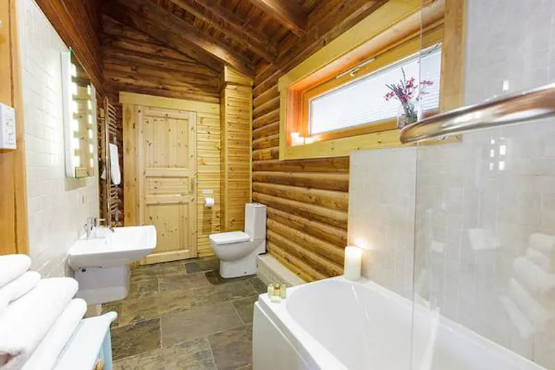Kemble lakeside cabin, Q124 (photo 48)