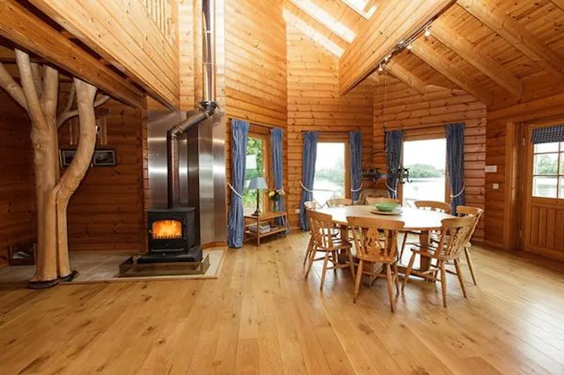 Kemble lakeside cabin, Q124 (photo 51)