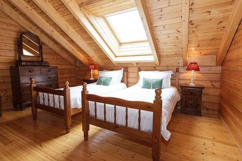 Kemble lakeside cabin, Q124 (photo 52)