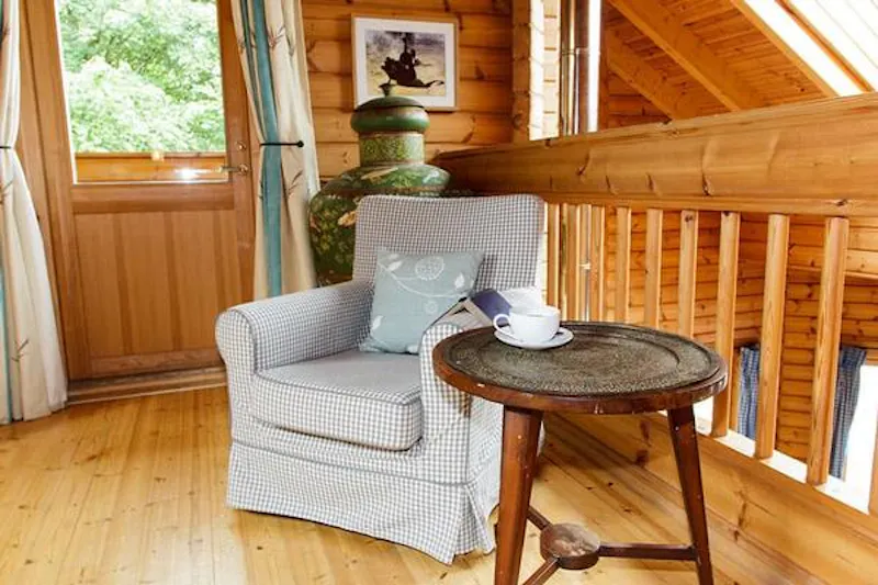 Kemble lakeside cabin, Q124 (photo 55)