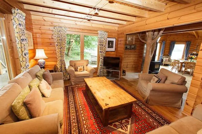 Kemble lakeside cabin, Q124 (photo 59)