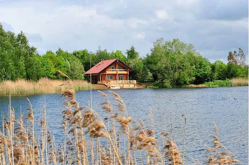 Kemble lakeside cabin, Q124 (photo 60)