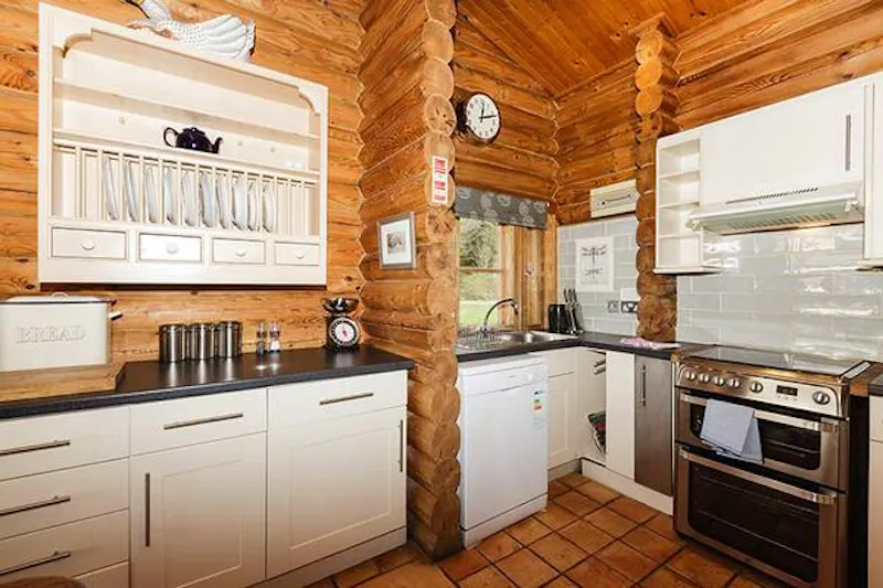 Kemble lakeside cabin, Q124 (photo 62)