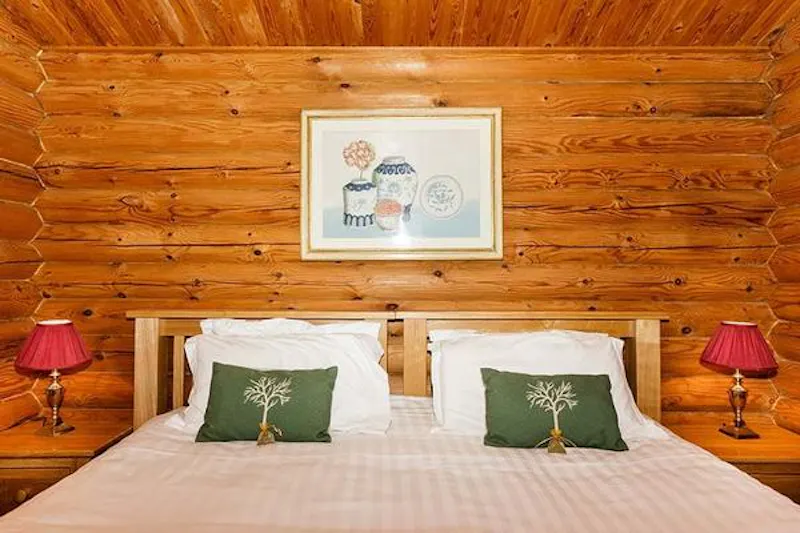 Kemble lakeside cabin, Q124 (photo 63)
