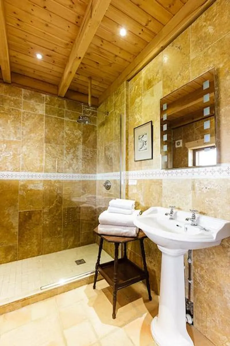 Wetroom at Kemble lakeside cabin, Q124 (photo 68)