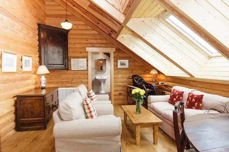 Kemble lakeside cabin, Q124 (photo 70)