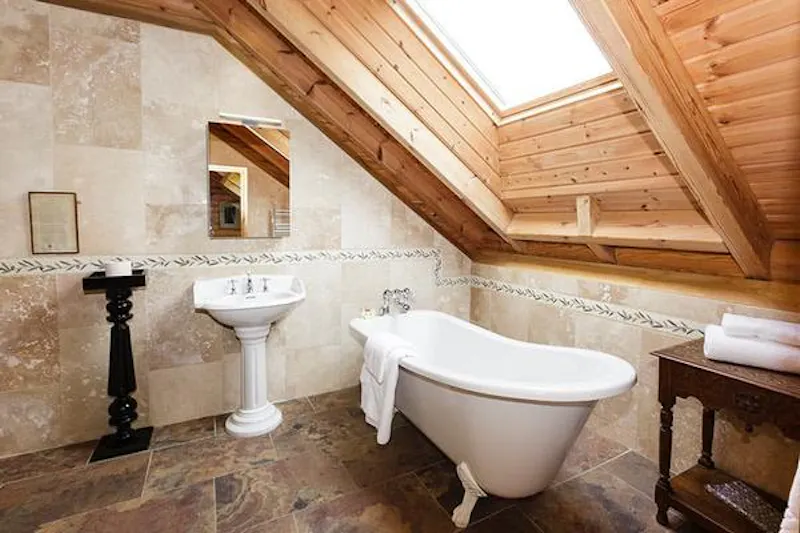Bathroom at Kemble lakeside cabin, Q124 (photo 74)