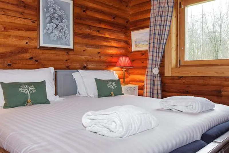 Kemble lakeside cabin, Q124 (photo 81)