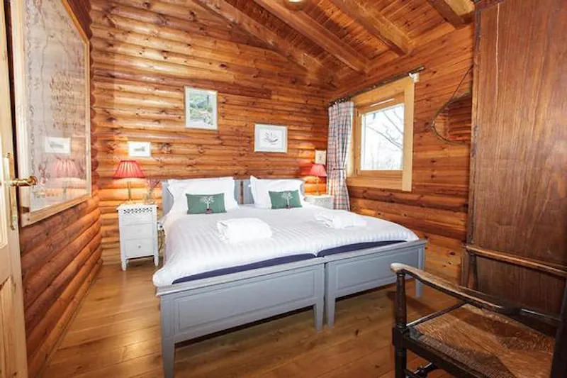 Kemble lakeside cabin, Q124 (photo 83)