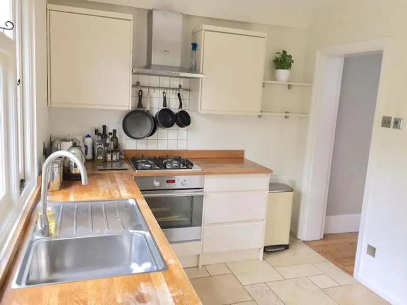 Kitchen at Film location D2323 in London (photo 9)