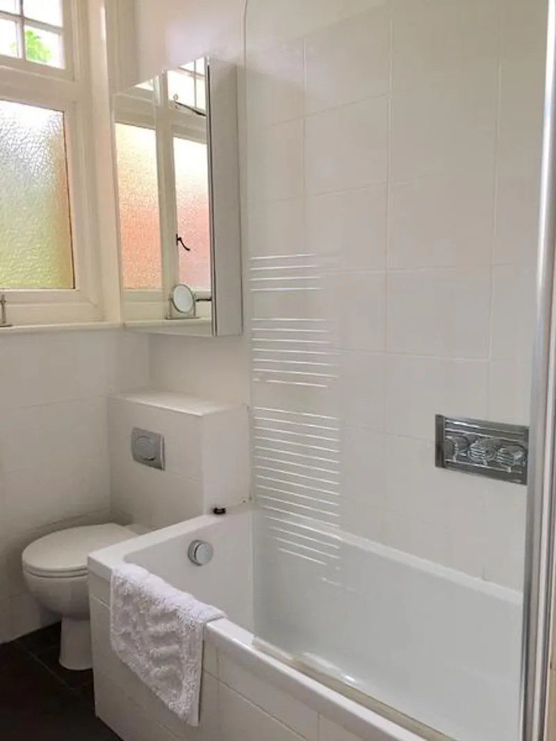 Bathroom at Film location D2323 in London (photo 13)