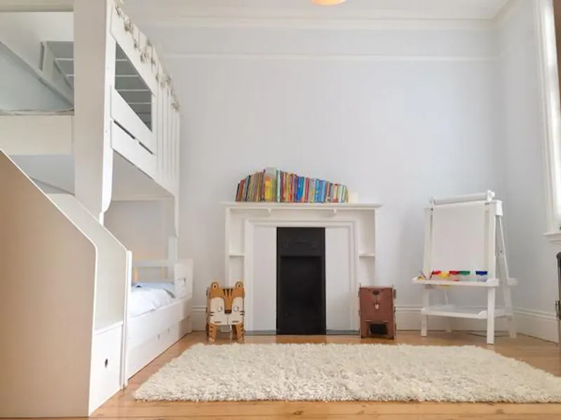 Bedroom at Film location D2323 in London (photo 15)