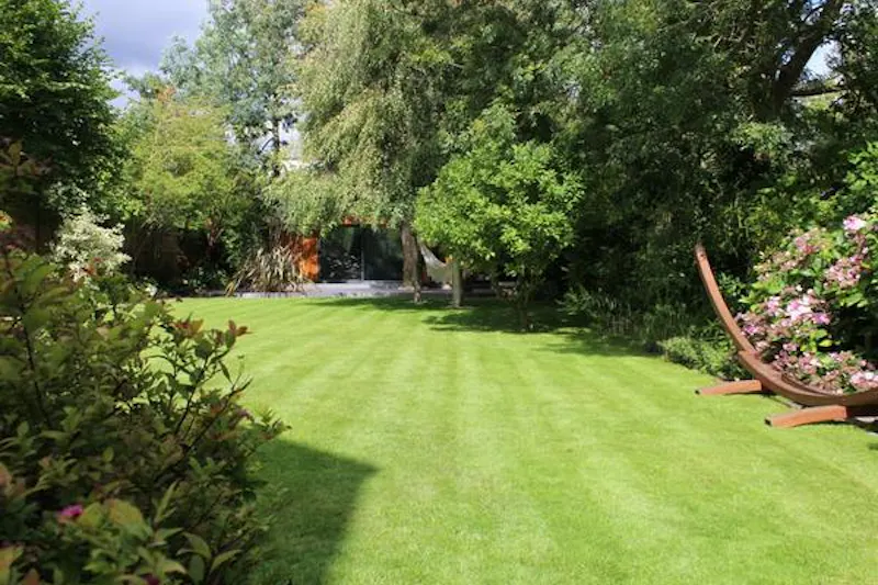 Garden at Film location D2323 in London (photo 40)