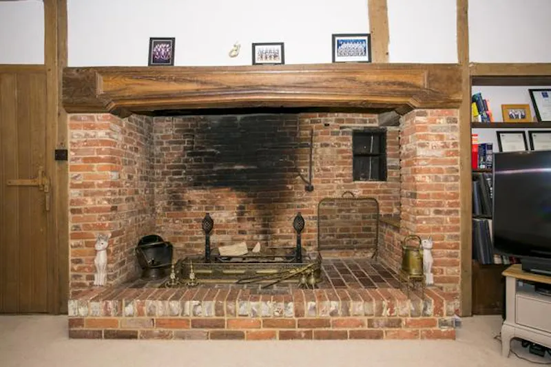 Exposed brick at Kentish 17th Century timbered hall, M310 (photo 6)