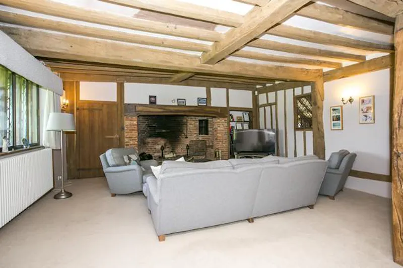 Living Room at Kentish 17th Century timbered hall, M310 (photo 7)