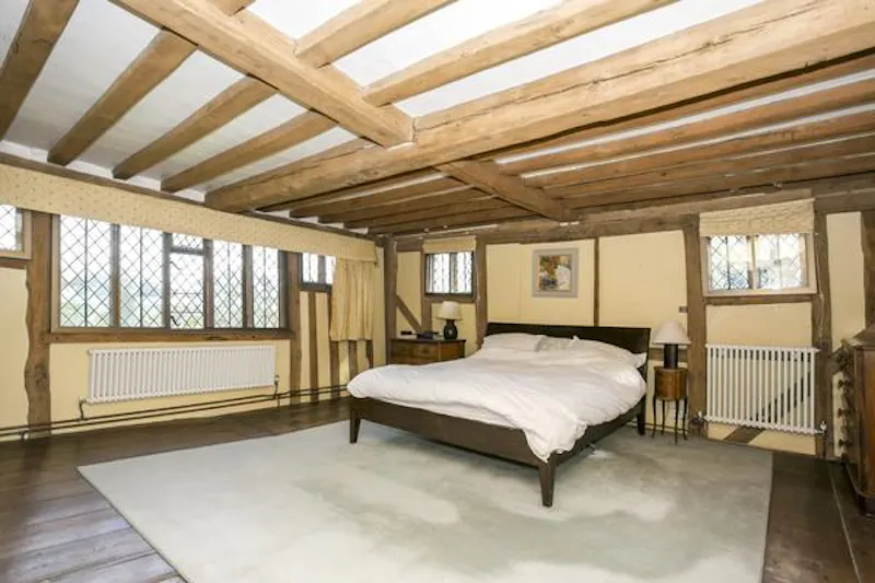 Bedroom at Kentish 17th Century timbered hall, M310 (photo 8)