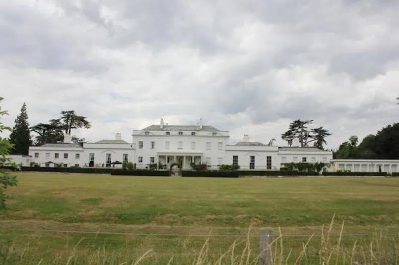 Apartment in Bayford mansion, A1443 (photo 1)