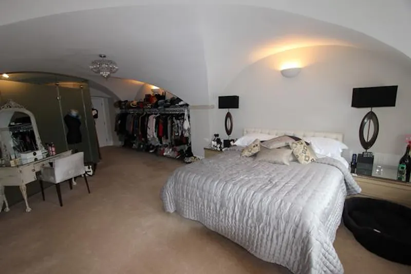 Bedroom at Apartment in Bayford mansion, A1443 (photo 16)